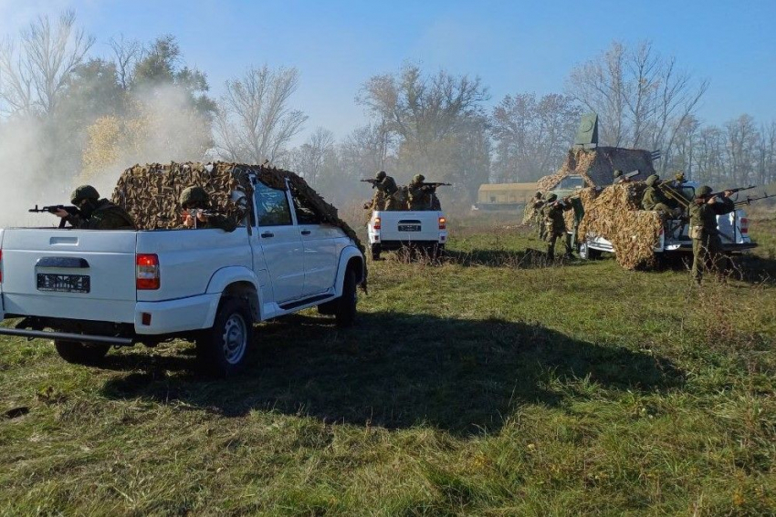Ростовским военным в зоне СВО передали машины для эвакуации раненых 