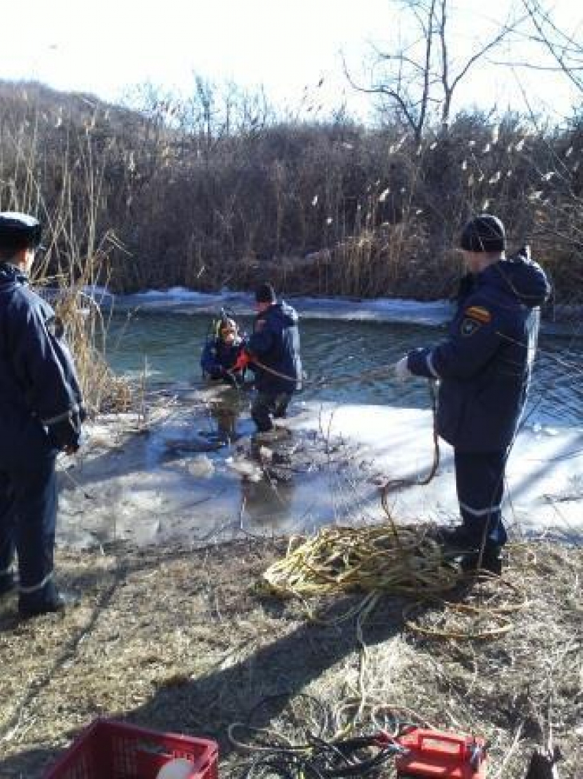В Ростовской области мотоциклист выехал на тонкий лед,  провалился и утонул