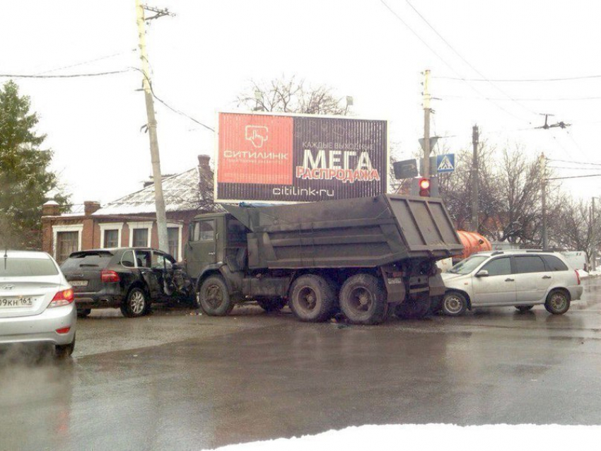 В Ростове столкнулись 4 автомобиля, в их числе ассенизатор: есть пострадавшие