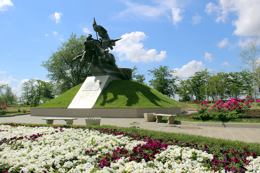 Памятник в память о воинах 116-й Донской казачьей кавалерийской дивизии в Ростовской области