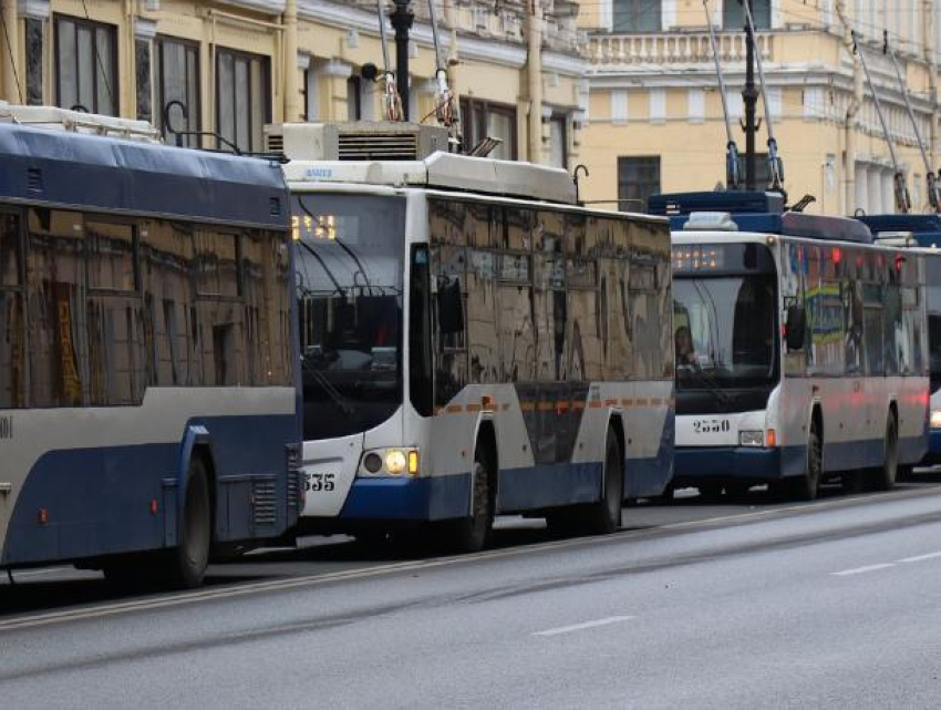 В Ростове потерявший управление троллейбус протаранил три автомобиля