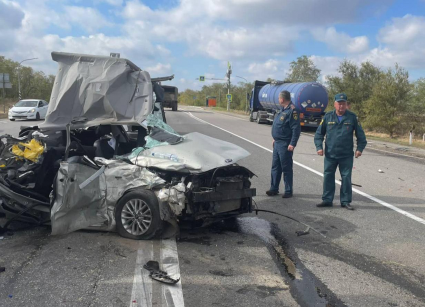 Иномарка превратилась в груду металла после столкновения с военным «Камазом» и грузовиком в Ростовской области