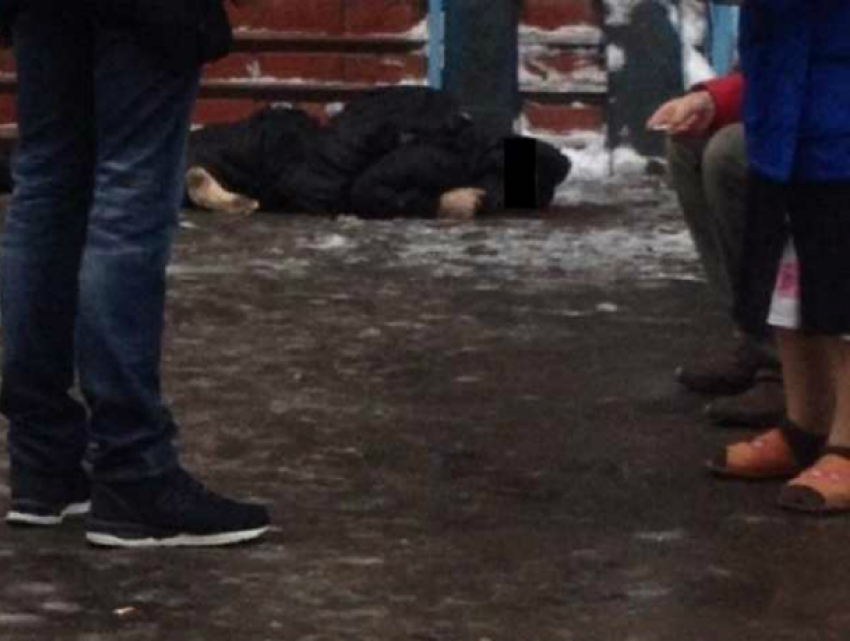 Потерявший сознание мужчина упал в лужу и едва не замерз насмерть в Ростове
