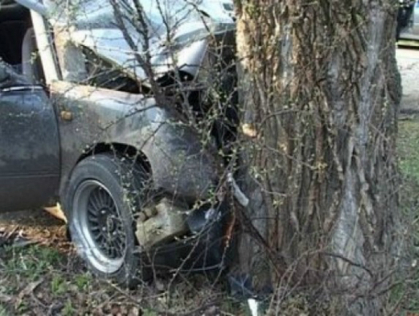 Тройное ДТП с эпичным вылетом в дерево спровоцировал водитель ВАЗа в Ростовской области