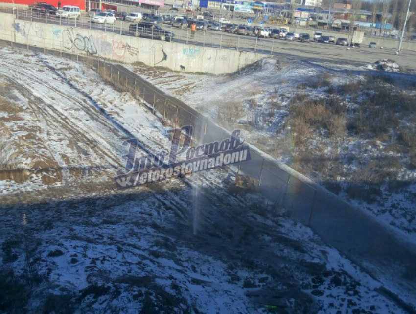 Двухметровый гейзер из сточных вод образовал ледники на улице Лелюшенко в Ростове