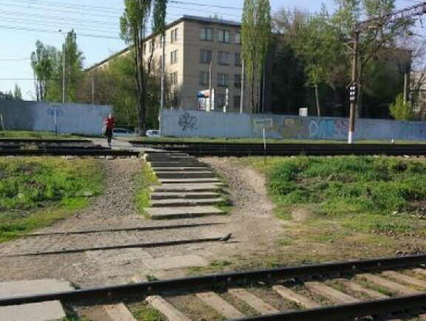 Ловить своих выпадающих из коляски детей приходится мамочкам на железнодорожном переходе Ростова