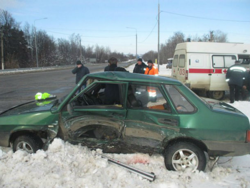 Поворачивающий налево водитель спровоцировал массовое ДТП с пострадавшими на трассе в Ростовской области