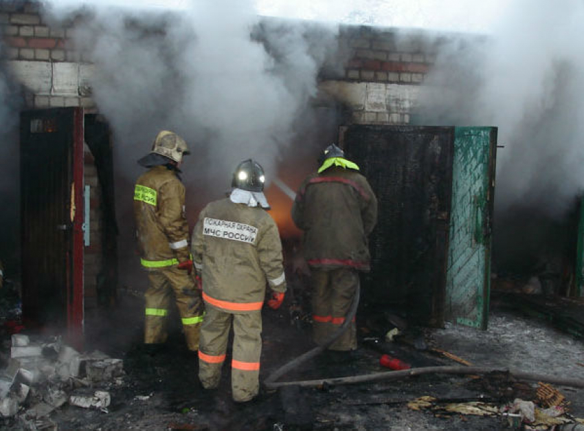 Иномарку вместе с гаражом уничтожил крупный пожар в Ростовской области