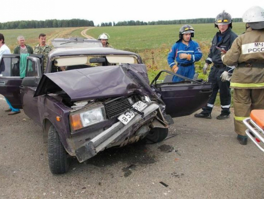 Водитель грузовика из Ростова «замял» легковушку с четырьмя детьми на трассе в Воронежской области