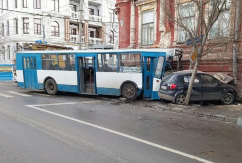 В Ростове троллейбус и иномарка после столкновения врезались в жилой дом