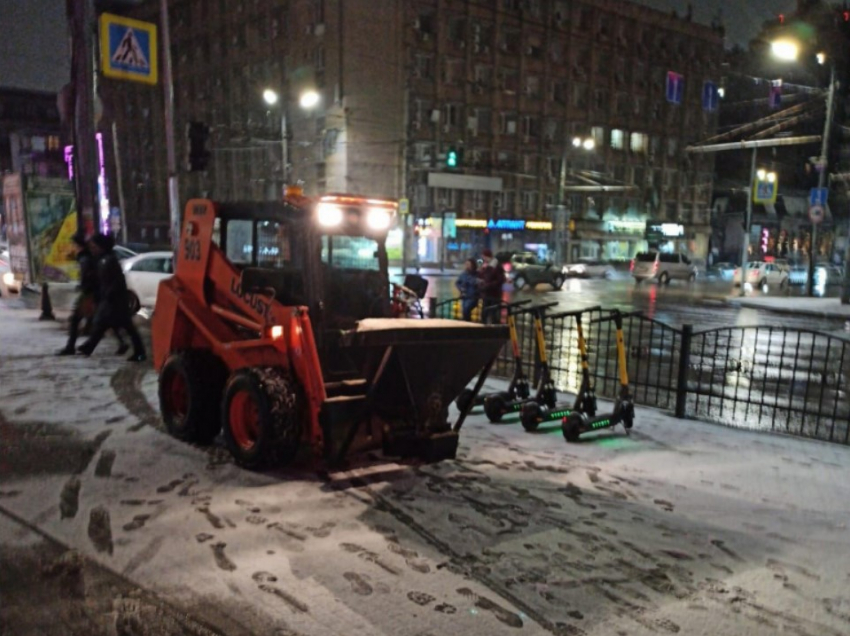 Улицы Ростова убирают от снега более 150 спецмашин 