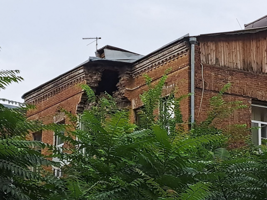 В центре Ростова обвалился фасад старинного дома на Шаумяна