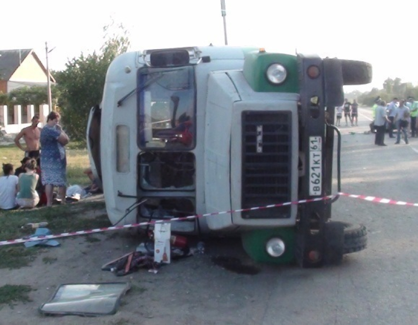 В Ростовской области в автобусе, попавшем в ДТП, ехал детский творческий коллектив. Видео
