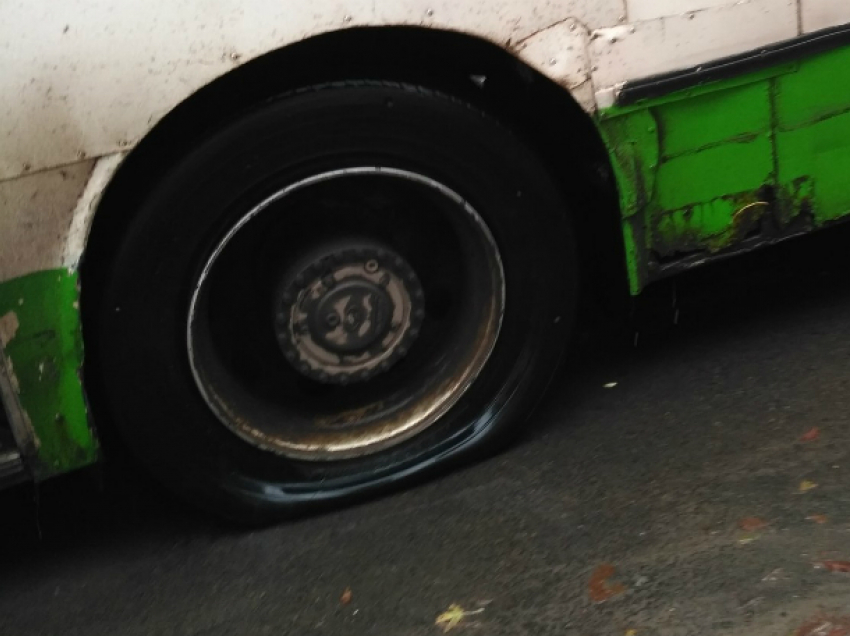 Опасный автобус с дырявым колесом вызвал негодование у ростовчан