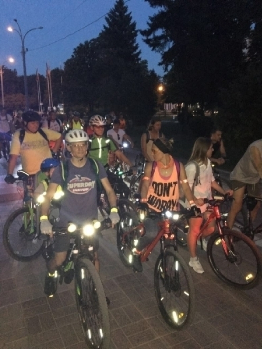 В ночном велопробеге в Ростове приняли участие  сотни человек с фликерами и фонарями