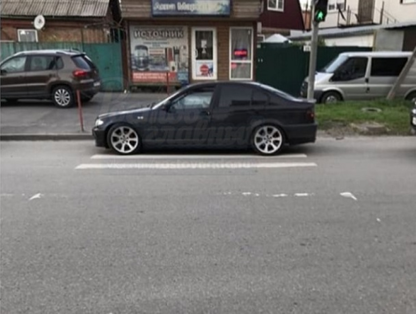 Автохам в тонированном BMW  перегородил дорогу маме с коляской в Ростове