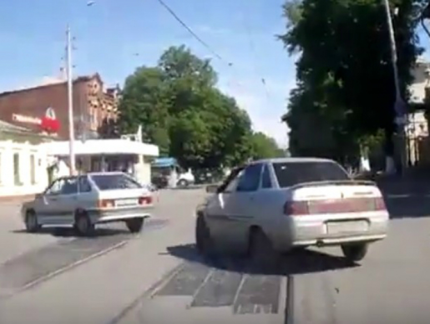 Чудесное возвращение брошенного на дорогу мусора в окно автомобилиста под Ростовом попало на видео