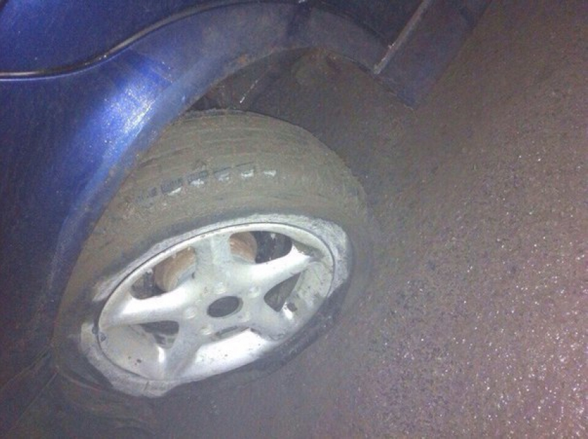 В Ростове из-за тумана три автомобилиста не заметили круговое движение и въехали в кольцо