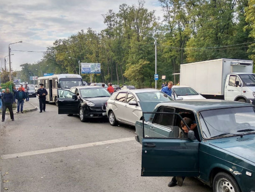 День аварий: в жутком ДТП искорежило и сложило «в гармошку» семь машин и маршрутку в Ростове 