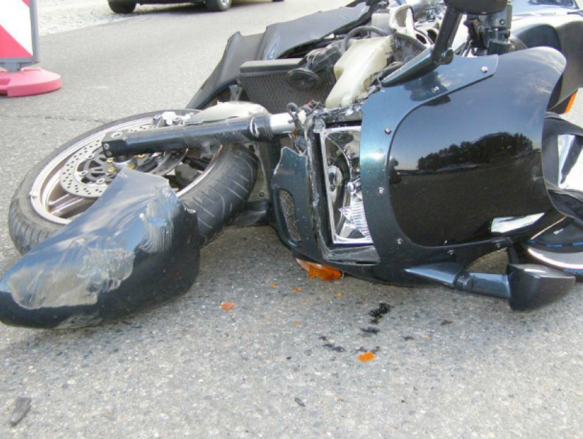 Серьезные травмы получил байкер под колесами молодой автоледи в Ростовской области