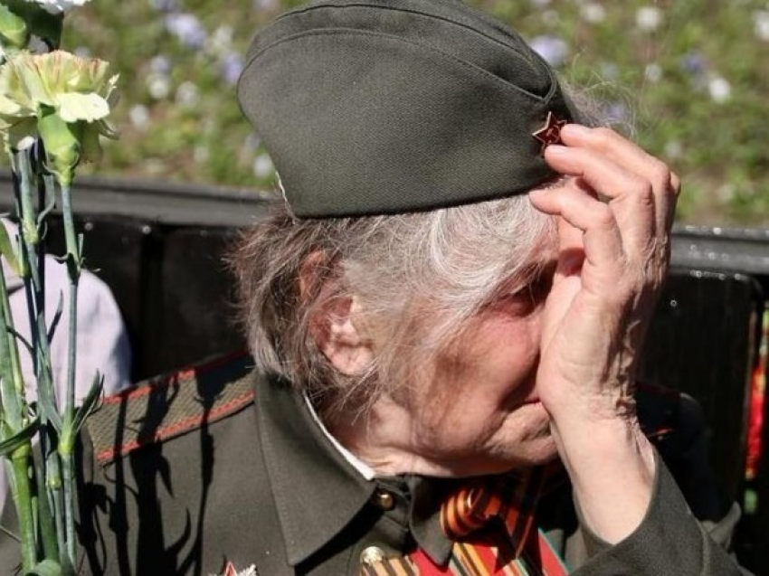 Ветеранам в Ростовской области вручили ко Дню Победы протухшие консервы и жевательные резинки