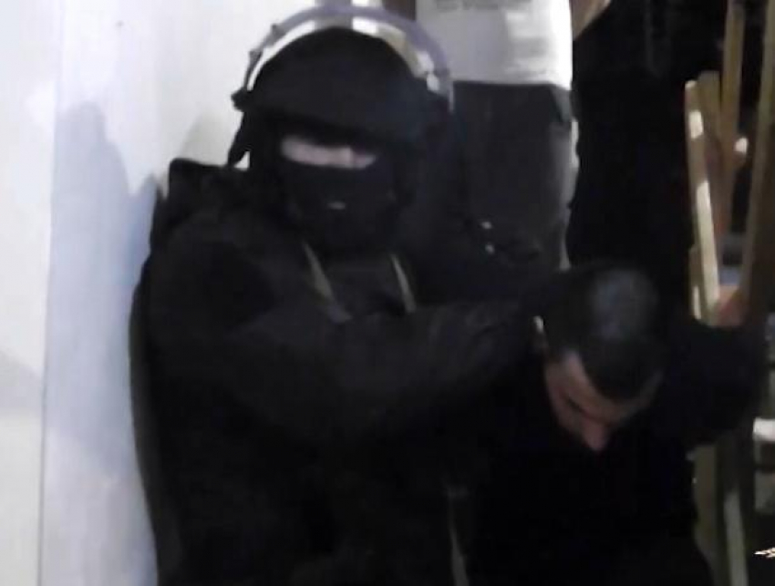 На Дону спецназ задержал банду, незаконно обналичившую миллиард рублей