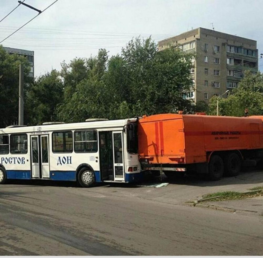 Автобус врезался в автомобиль аварийной службы в Ростове