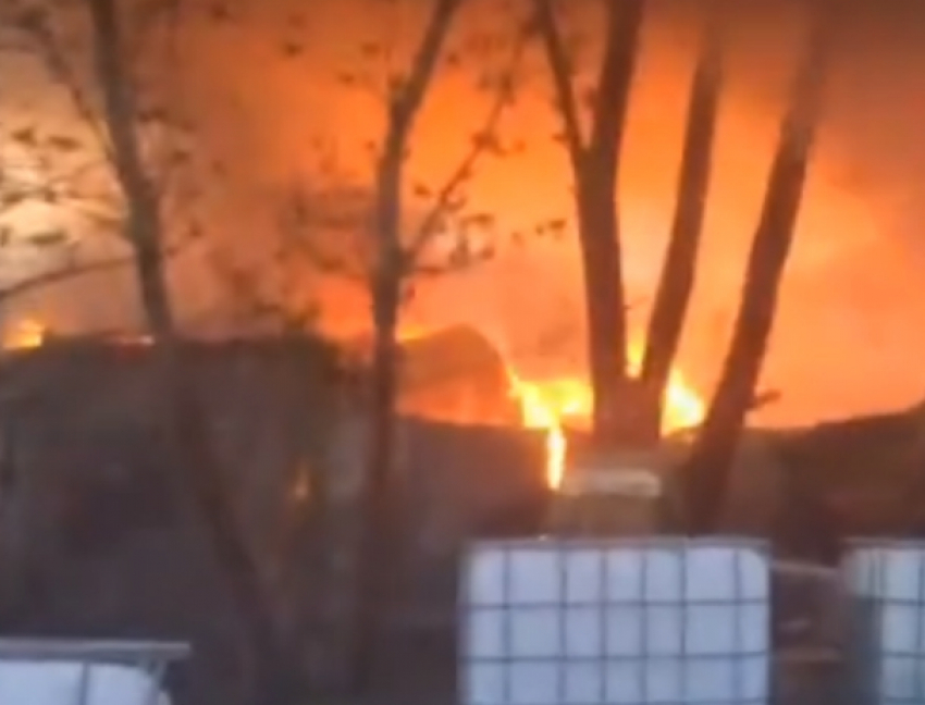 Мощный огонь вспыхнул на большом комбинате в Ростове