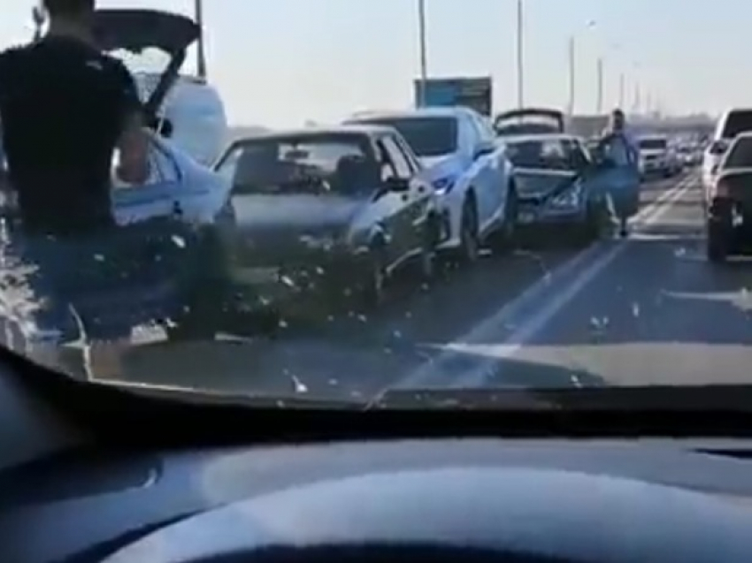 Массовая авария с участием пяти машин создала огромную пробку на выезде из Ростова