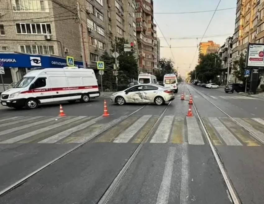Водитель питбайка и его несовершеннолетний пассажир пострадали в ДТП в центре Ростова