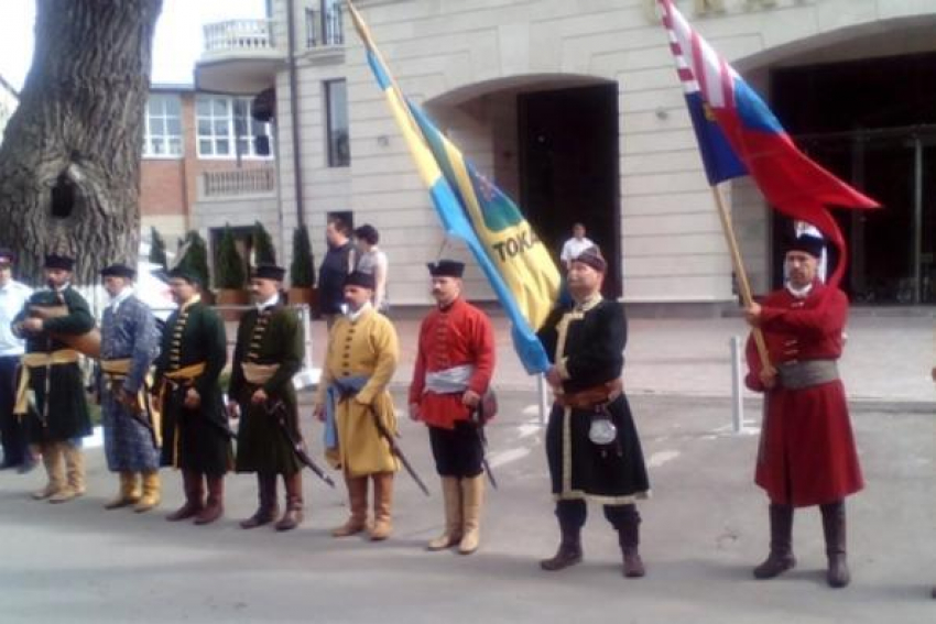 Памятный знак «Сарматское копье» открыли в Азове донские казаки и венгерские гусары