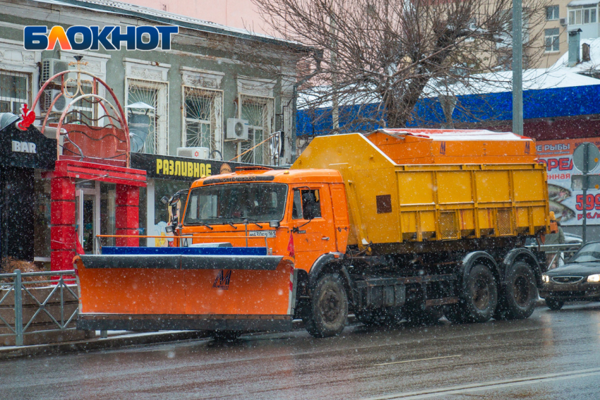 В Ростове улицы от снега расчищают 160 коммунальных машин