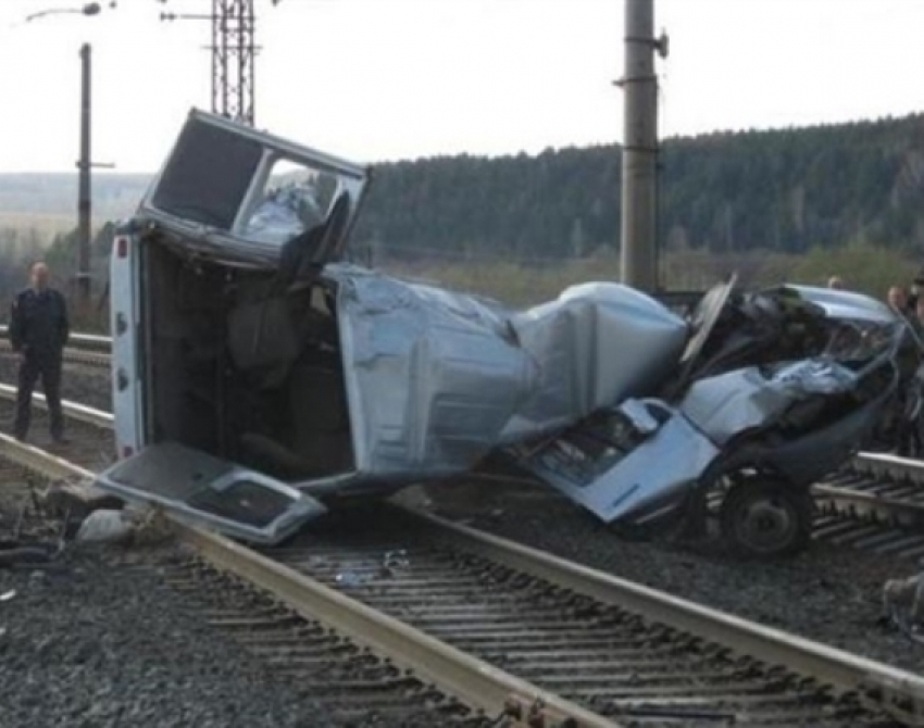 В Ростовской области поезд сбил заглохшую на переезде «ГАЗель»