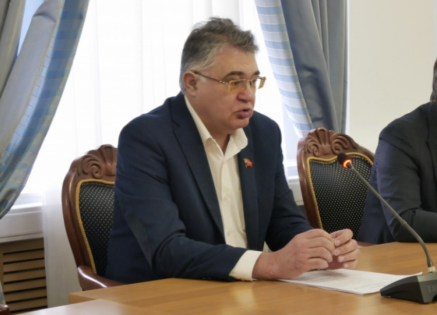Депутат гордумы Ростова и почетный адвокат зарабатывает в месяц 158 тысяч рублей