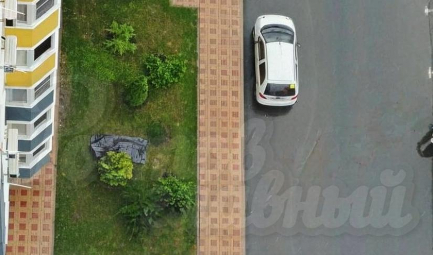 В Суворовском парень выпал из окна 11 этажа