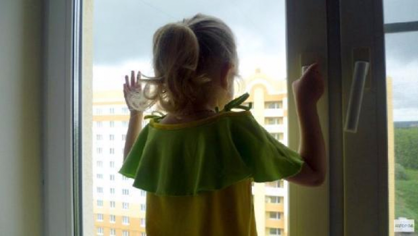 В Ростове четырехлетняя малышка выпала из окна восьмого этажа 