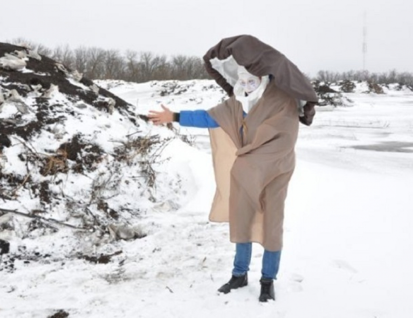 Гигантский гриб-супергерой встал на защиту свалки в Миллерово