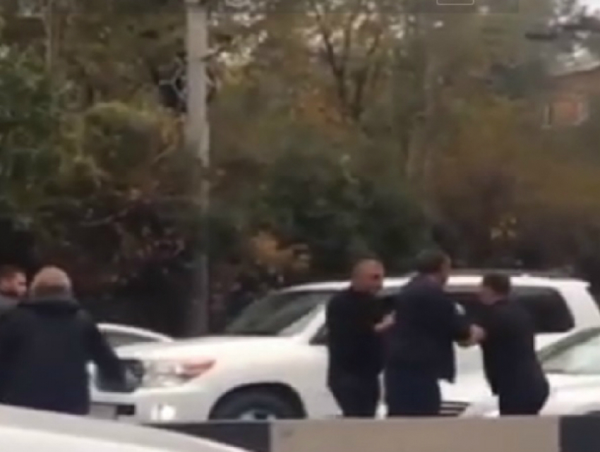 Нелепые разборки двух не поделивших дорогу водителей попали на видео в Ростове