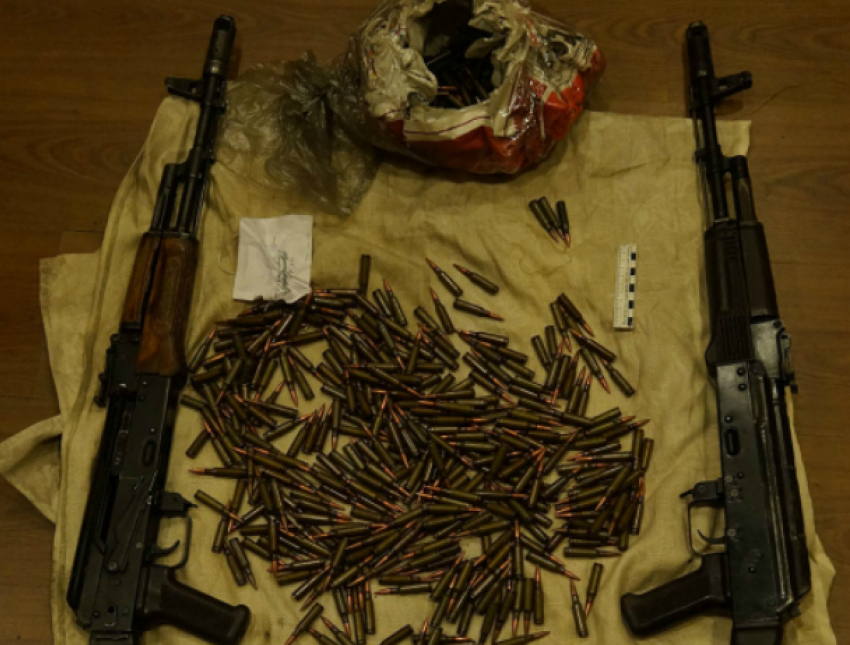 Арсенал боевого оружия и гранат изъяли у мужчины под Ростовом