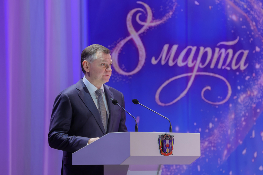 Юрий Слюсарь поздравил жительниц Дона с Международным женским днём