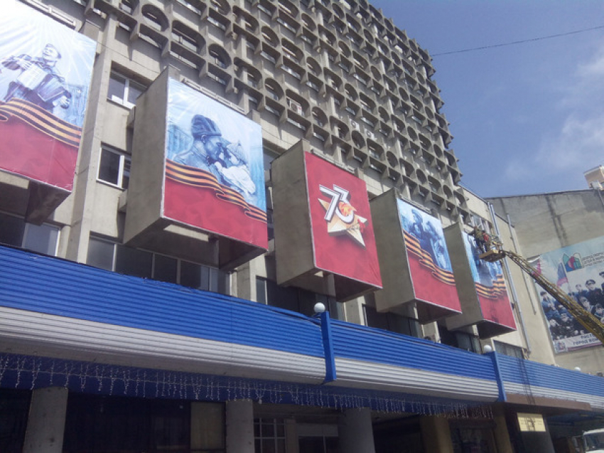 Декоративные панно к 9 мая за 1,6 млн рублей смогли увидеть горожане в центре Ростова 