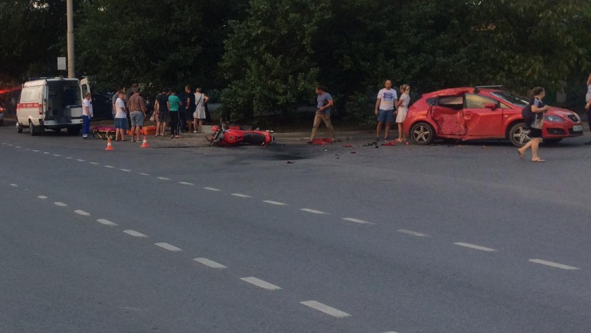 В Ростове мотоциклист пострадал при жестком столкновении с иномаркой