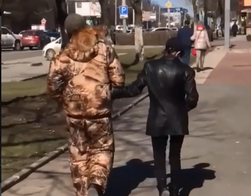 В Ростове мужчина выгуливал кота на плече
