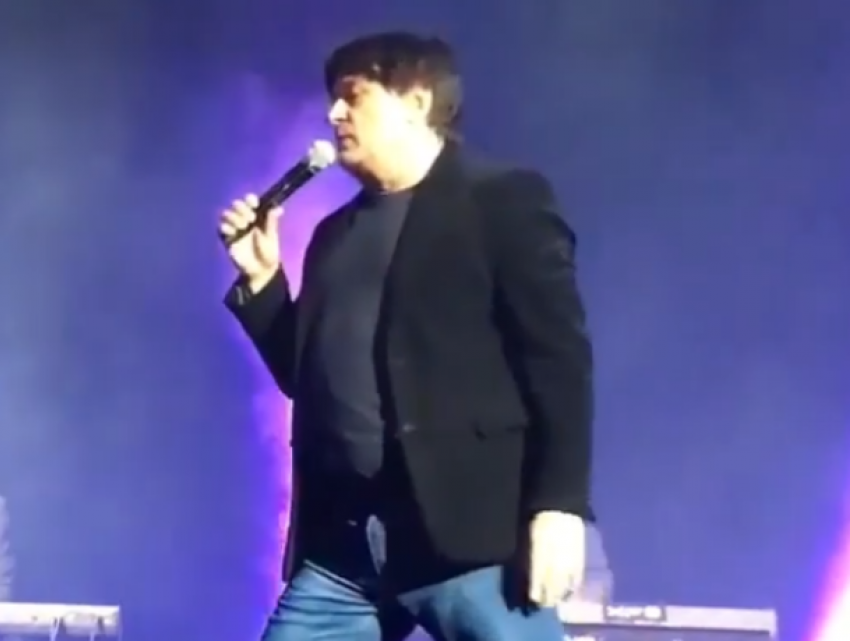 Отвисший живот и растянутые джинсы Александра Серова разочаровали поклонниц на концерте в Ростове