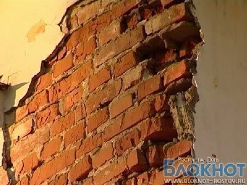   В Шахтах из-за рухнувшей стены дома оказался поврежден газопровод    