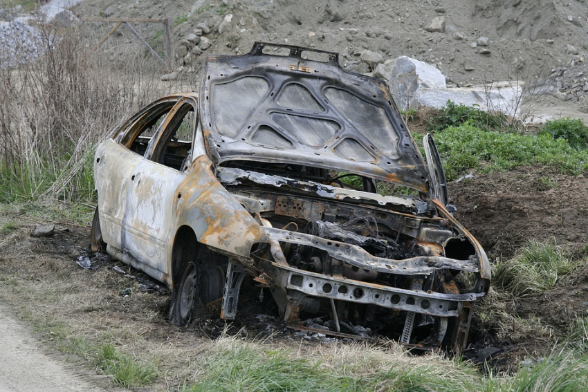 В сгоревшей машине в Батайске пожарные обнаружили труп