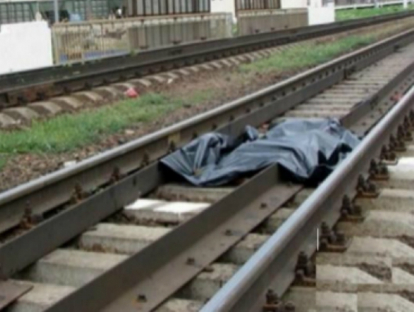 Пытавшийся перебежать железную дорогу мужчина мгновенно погиб под колесами поезда под Ростовом