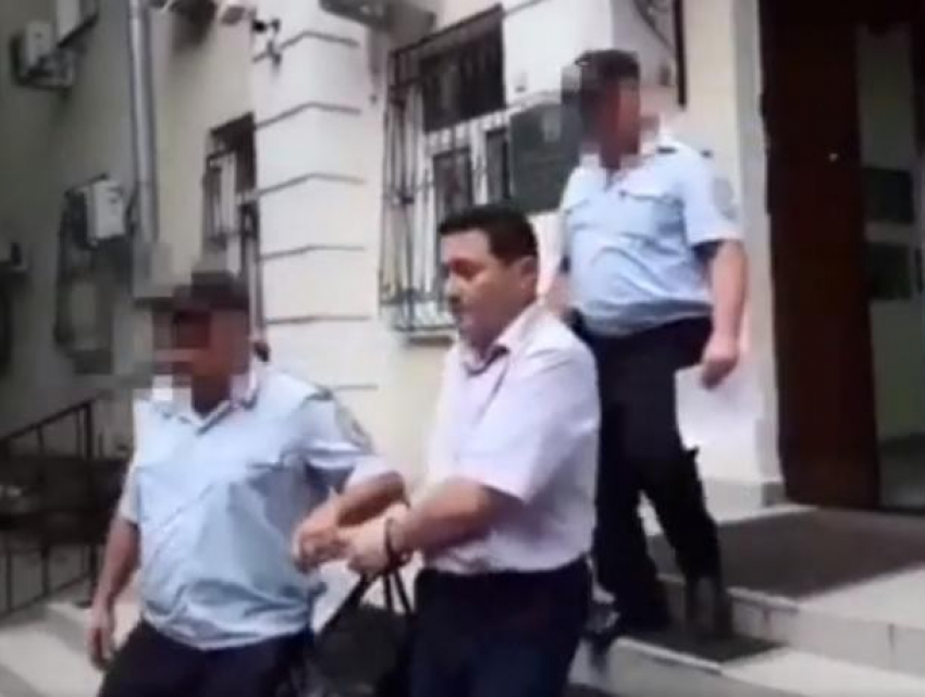 В Ростове суд оставил под арестом замначальника СКЖД, подозреваемого в крупной взятке