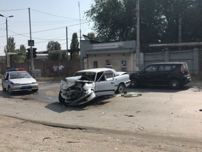 Серьезные травмы получил мужчина в массовом ДТП на встречке под Ростовом
