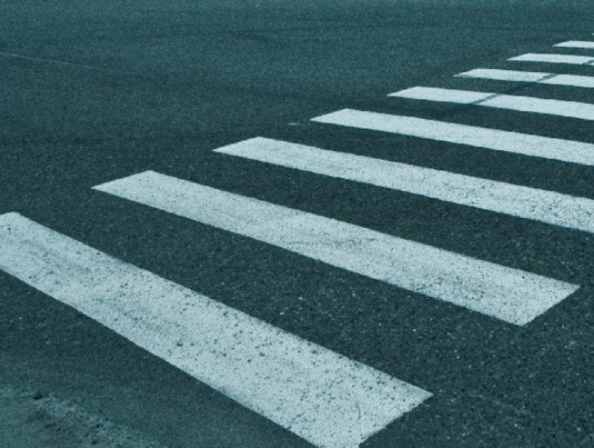 Лихач на большой скорости сбил ребенка на «зебре» возле администрации в Ростовской области